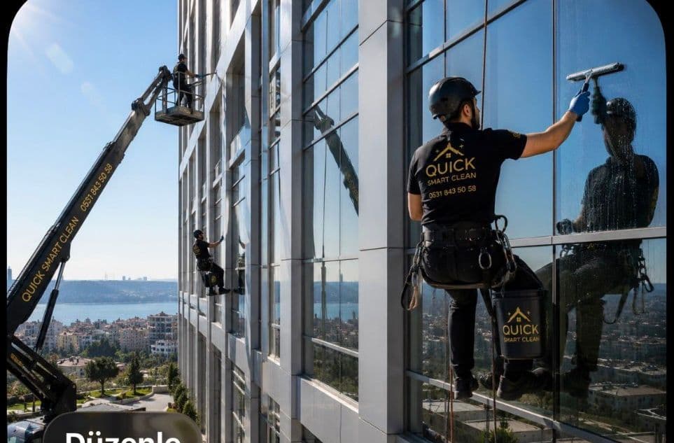Quick Smart Clean ekibi kurumsal binada dış cephe ve cam temizliği yapıyor
